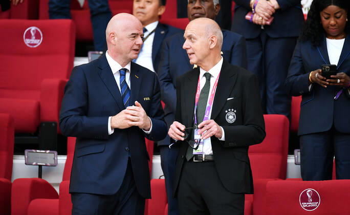 Fussball, Weltmeisterschaft, 2022, Herren, Qatar, Gruppe E, 1. Spieltag, Khalifa International Stadium: Deutschland - Japan 1:2; FIFA Präsident Gianni Infantino und DFB-Präsident Bernd Neuendorf (GER). FIFA REGULATIONS PROHIBIT ANY USE OF PHOTOGRAPHS AS IMAGE SEQUENCES AND OR QUASI-VIDEO