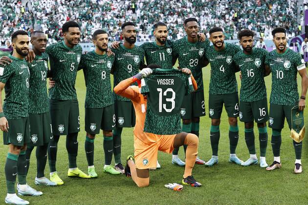 Bilder des Jahres, Sport 11 November Sport Themen der Woche KW47 Sport Bilder des Tages DOHA - (LR) Mohammed Al Burayk of Saudi Arabia, Saud Abdulhamid of Saudi Arabia, Mohammed Al Burayk of Saudi Arabia, Abdulelah Al Malki of Saudi Arabia., Firas Al Buraikan of Saudi Arabia, Saleh Al Shehri of Saudi -Arabia, Mohamed Kanno of Saudi Arabia, Abdulelah Al Amri of Saudi Arabia, Sami Al Najei of Saudi Arabia, Salem Al-Dawsari of Saudi Arabia show a shirt for Yasir Al Shahrani of Saudi Arabia during the FIFA World Cup, WM, Weltmeisterschaft, Fussball Qatar 2022 Group C match between Poland and Saudi Arabia at the Education City Stadium on November 26, 2022 in Doha, Qatar. AP Dutch Height MAURICE OF STONE FIFA World Cup Qatar 2022 2022 xVIxANPxSportx xMauricexvanxSteenxWKxIVx