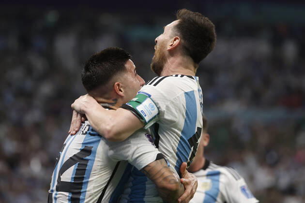 Enzo Fernandez of Argentina celebrates a goal with Lionel Messi during a FIFA World Cup, WM, Weltmeisterschaft, Fussball soccer match of the group phase between Argentina and Mexico at Lusail stadium in Lusail, Qatar 25 November 2022. World Cup 2022: Argentina vs. Mexico !ACHTUNG: NUR REDAKTIONELLE NUTZUNG!  Copyright: xJuanxIgnacioxRoncoronix GR6290 20221126-ed756746d77dfd6f03251b5653a463dd34115476