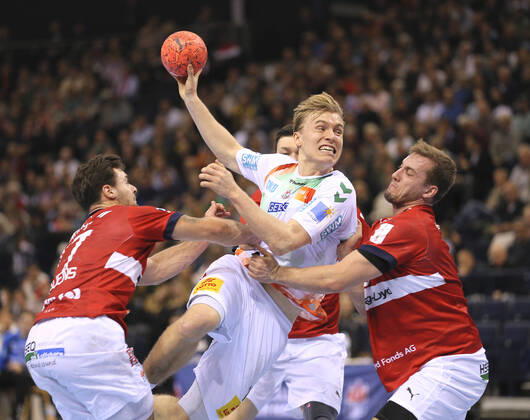 Bilder des Jahres, Sport 11 November Sport Themen der Woche KW47 Sport Bilder des Tages Foto : Torwurf von Gisli Kristjansson SCM gegen Niklas Weller ( HSV ) und links ... Dani Baijens Handball Herren am 27.11.2022 1. Bundesliga HSV Hamburg - FC Magdeburg