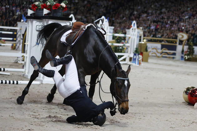 Bilder des Jahres, Sport 11 November Sport Themen der Woche KW47 Sport Bilder des Tages STOCKHOLM 20221127 Stephanie HolmÃ n faller av Flip s Little Sparrow under Grand Prix- hoppningen under Sweden International Horse Show pa Friends Arena i Solna pa södnagen. Stockholm SVERIGE x10430x
