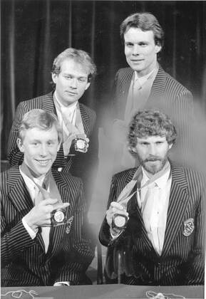 OS 1984 i Sarajevo. Vinter-OS. Längdskidor herrar. Bakre raden t. v. Jan Ottosson, Benny Kohlberg. Nedre raden t. v. Gunde Svan och Thomas Wassberg, längdskidakare Sverige visar medaljerna efter vinsten i stafetten pa en presskonferens 1984-02-16 (c) TÖRNSTRÖM CALLE Aftonbladet IBL Bildbyra * * * EXPRESSEN OUT * * * AFTONBLADET 6581 svenska kändisar x2512x