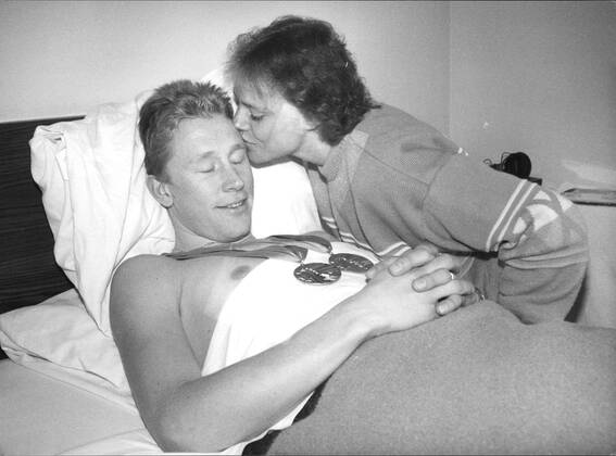 OS 1988 i Calgary. Längdskidor, herrar. Gunde Svan, längdskidakare Sverige ligger i sängen med medaljerna runt halsen och gratuleras av Marie Johansson. Vinter-OS 1988-02-27 (c) ANDERSSON URBAN Aftonbladet IBL * * * EXPRESSEN OUT * * * AFTONBLADET 4216 Calgary Canada Längdskidor x2512x