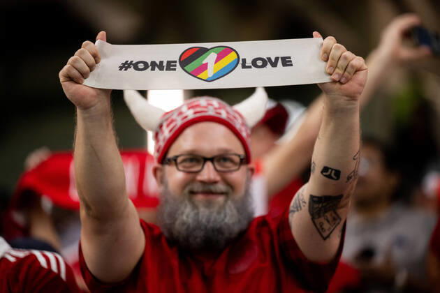 Bilder des Jahres, Sport 11 November Sport Themen der Woche KW48 Sport Bilder des Tages 221130 A Denmark fan with an One Love armband ahead the FIFA World Cup, WM, Weltmeisterschaft, Fussball 2022 football match between Australia and Denmark on November 30, 2022 in Doha. Photo: Joel Marklund BILDBYRAN kod JM JM0395 bbeng fotboll football soccer fotball vm fotbolls-vm fotball-vm fotbolls-vm 2022 fifa world cup 2022 australien australia danmark denmark publik one love kaptensbindel Copyright: JOELxMARKLUND BB221130JM013
