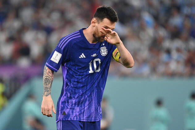 Lionel MESSI (ARG), Enttaeuschung,Frust,enttaeuscht, frustriert,niedergeschlagen, Aktion,Einzelbild,angeschnittenes Einzelmotiv,Halbfigur,halbe Figur. Spiel 39,Gruppe C Polen PO) - Argentinien (ARG) am 30.11.2022, Stadium 974 Fussball Weltmeisterschaft 20122 in Katar vom 20.11. - 18.12.2022