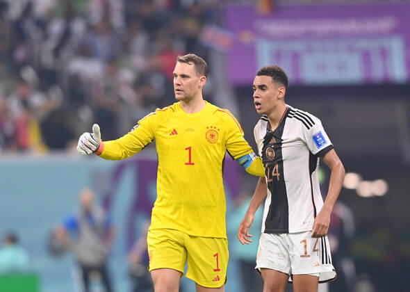 FUSSBALL WM 2022 VORRUNDE GRUPPE E Costa Rica - Deutschland 01.12.2022 Torwart Manuel Neuer (li, Deutschland) mit Jamal Musiala (re, Deutschland) enttaeuscht