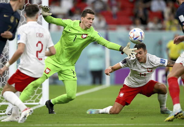 FUSSBALL WM 2022 Achtelfinale Frankreich - Polen 04.12.2022 Torwart Wojciech Szczesny (li) mit Jakub Kiwior (re, Polen)
