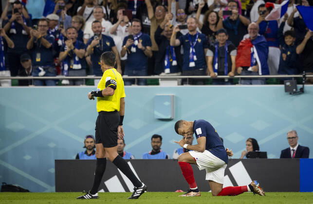 Doha, Qatar. 4th Dec, 2022. Goal celebration: Kylian Mbappe (FRA) France - Poland Frankreich Polen World Cup 2022 in Qatar 04.12.2022 Credit: Moritz Müller