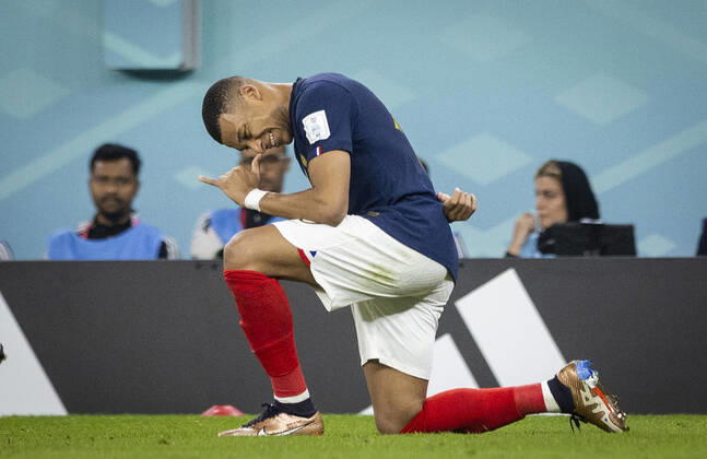 Doha, Qatar. 4th Dec, 2022. Goal celebration: Kylian Mbappe (FRA) France - Poland Frankreich Polen World Cup 2022 in Qatar 04.12.2022 Credit: Moritz Müller
