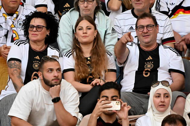 Al-Rayyan, Khalifa International Stadium, 23.11.22, QAT, Herren, FIFA World Cup, WM, Weltmeisterschaft, Fussball 2022, Deutschland-Japan Bild: v.li. Anja Kimmich, Lina Meyer (Frau von Joshua KIMMICH (Deutschland)) und Berthold Kimmich Nur fuer journalistische Zwecke! Only for editorial use! Gemaess den Vorgaben der FIFA ist es untersagt, in dem Stadion und oder vom Spiel angefertigte Fotoaufnahmen in Form von Sequenzbildern und oder videoaehnlichen Fotostrecken zu verwerten bzw. verwerten zu lassen. FIFA regulations prohibit any use of photographs as image sequences and or quasi-video. Katar