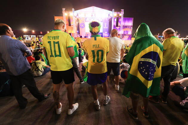 Sport Bilder des Tages Football - FIFA World Cup, WM, Weltmeisterschaft, Fussball - Round of 16 - Brazil v Korea Republic 5th December 2022 - FIFA World Cup - Round of 16 - Brazil v Korea Republic - Brazil fans with Neymar and Pele on their back watch Japan v Croatia on the big screen - Photo: Simon Stacpoole Offside. Doha Qatar Copyright: xSimonxStacpoolexOffside
