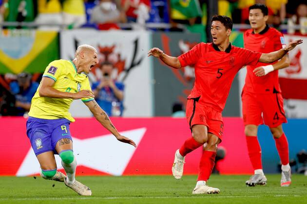 DOHA, 05-12-2022, Stadium , World Cup 2022 in Qatar , Round of 16, game between Brazil and South Korea, South Korea player Wooyoung Jung fouling Brazil player Richarlison Brazil - South Korea  x19453197x Copyright: