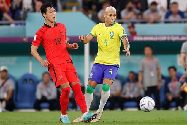 DOHA, 05-12-2022, Stadium , World Cup 2022 in Qatar , Round of 16, game between Brazil and South Korea, South Korea player Younggwon Kim with Brazil player Richarlison Brazil - South Korea  x19453243x Copyright: