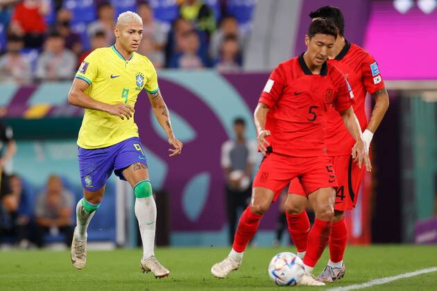 DOHA, 05-12-2022, Stadium , World Cup 2022 in Qatar , Round of 16, game between Brazil and South Korea, Brazil player Richarlison with South Korea player Wooyoung Jung Brazil - South Korea  x19453244x Copyright: