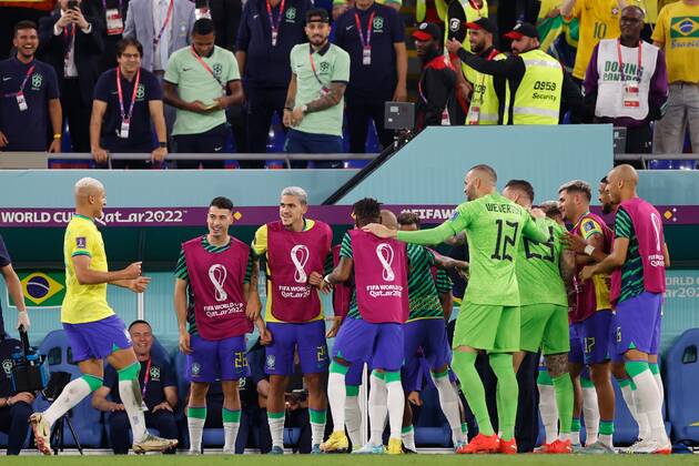 DOHA, 05-12-2022, Stadium , World Cup 2022 in Qatar , Round of 16, game between Brazil and South Korea, Brazil player Richarlison celebrating his 3-0 with his teammates Brazil - South Korea  x19453257x Copyright:
