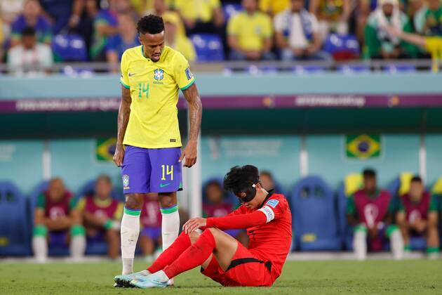 DOHA, 05-12-2022, Stadium , World Cup 2022 in Qatar , Round of 16, game between Brazil and South Korea, injured South Korea player Heungmin Son with Brazil player Militao Brazil - South Korea  x19453406x Copyright:
