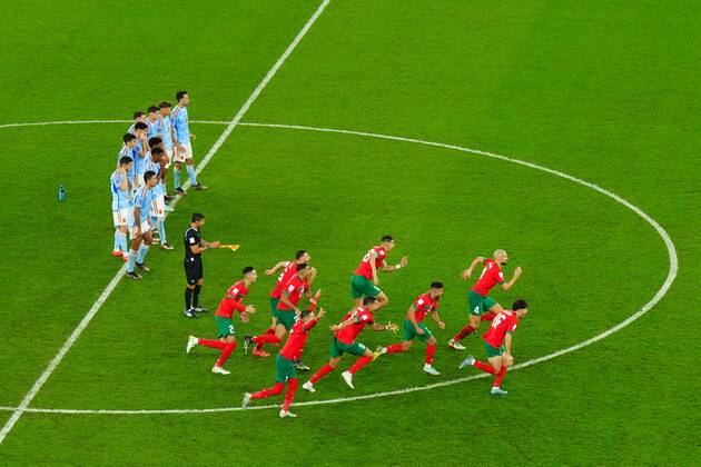 Sport Bilder des Tages Mandatory Credit: Photo by Javier Garcia Shutterstock (13651659cb) Morocco celebrate winning the penalty shoot out. Morocco v Spain, FIFA World Cup, WM, Weltmeisterschaft, Fussball 2022, Round of 16, Football, Education City Stadium, Doha, Qatar - 06 Dec 2022 Editorial Use Only Morocco v Spain, FIFA World Cup 2022, Round of 16, Football, Education City Stadium, Doha, Qatar - 06 Dec 2022 Editorial Use Only Copyright: xJavierxGarcia Shutterstockx 13651659cb