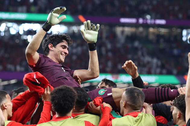 Bilder des Jahres 2022, Sport 12 Dezember Sport Bilder des Tages Morocco v Spain : FIFA World Cup, WM, Weltmeisterschaft, Fussball 06 December 2022, Doha - FIFA World Cup Qatar - Round of 16 - Morocco v Spain - Morocco goalkeeper Yassine Bounou is thrown in the air by his celebrating teammates - Photo: Charlotte Wilson Offside. Doha Qatar Copyright: xCharlottexWilsonx xOffsidexOffside