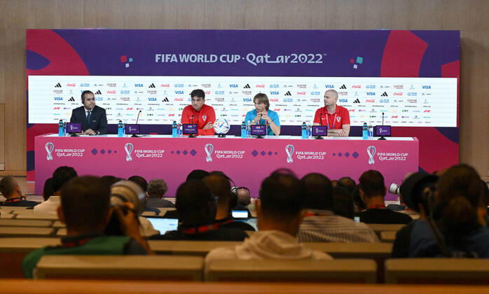 Fussball, Herren, Saison 2022 23, WM in Katar, Doha, Pressekonferenz im Medienzentrum im Qatar National Convention Centre (QNCC), in der Mitte v. l. Trainer Zlatko Dalic (Kroatien), Luka Modric (Nr. 10, Kroatien), 08.12. 2022, Copyright: xMatthiasxKochx