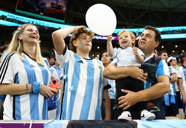 Doha, Qatar, 9th December 2022. Argentina fans during the FIFA World Cup, WM, Weltmeisterschaft, Fussball 2022 match at Lusail Stadium, Doha. Picture credit should read: David Klein Sportimage EDITORIAL USE ONLY. No use with unauthorised audio, video, data, fixture lists, club league logos or live services. Online in-match use limited to 120 images, no video emulation. No use in betting, games or single club league player publications. SPI-2091-0012