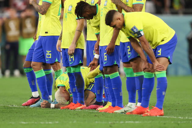 Croatia v Brazil : FIFA World Cup, WM, Weltmeisterschaft, Fussball 9 December 2022, Doha - FIFA World Cup Qatar 2022 - Quarter-Finals - Croatia v Brazil - Neymar of Brazil looks dejected during the Penalty shoot-out - Photo: Charlotte Wilson Offside. Doha Qatar Copyright: xCharlottexWilsonx xOffsidexOffside