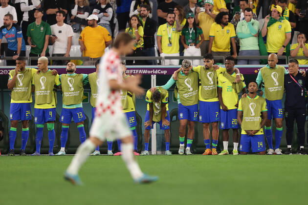 Croatia v Brazil : FIFA World Cup, WM, Weltmeisterschaft, Fussball 9 December 2022, Doha - FIFA World Cup Qatar 2022 - Quarter-Finals - Croatia v Brazil - The Brazil substitutes look nervous during the penalty shoot out - Photo: Charlotte Wilson Offside. Doha Qatar Copyright: xCharlottexWilsonx xOffsidexOffside