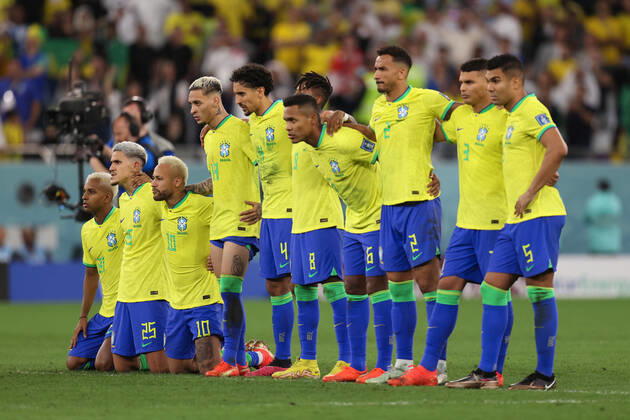 Croatia v Brazil : FIFA World Cup, WM, Weltmeisterschaft, Fussball 9 December 2022, Doha - FIFA World Cup Qatar 2022 - Quarter-Finals - Croatia v Brazil - The Brazil squad watch on during the penalty shoot out - Photo: Charlotte Wilson Offside. Doha Qatar Copyright: xCharlottexWilsonx xOffsidexOffside