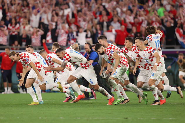 Croatia v Brazil : FIFA World Cup, WM, Weltmeisterschaft, Fussball 9 December 2022, Doha - FIFA World Cup Qatar 2022 - Quarter-Finals - Croatia v Brazil - The Croatia squad celebrate victory in the penalty shoot out - Photo: Charlotte Wilson Offside. Doha Qatar Copyright: xCharlottexWilsonx xOffsidexOffside