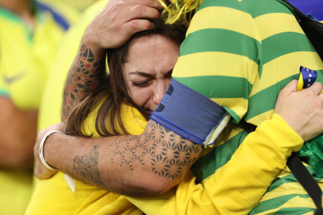 Croatia v Brazil : FIFA World Cup, WM, Weltmeisterschaft, Fussball 9 December 2022, Doha - FIFA World Cup Qatar 2022 - Quarter-Finals - Croatia v Brazil - Brazil fans look dejected - Photo: Charlotte Wilson Offside. Doha Qatar Copyright: xCharlottexWilsonx xOffsidexOffside