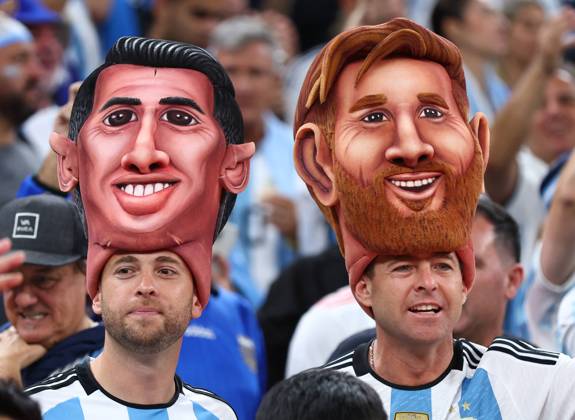 Doha, Qatar, 9th December 2022. Argentina fans during the FIFA World Cup, WM, Weltmeisterschaft, Fussball 2022 match at Lusail Stadium, Doha. Picture credit should read: David Klein Sportimage EDITORIAL USE ONLY. No use with unauthorised audio, video, data, fixture lists, club league logos or live services. Online in-match use limited to 120 images, no video emulation. No use in betting, games or single club league player publications. SPI-2091-0026