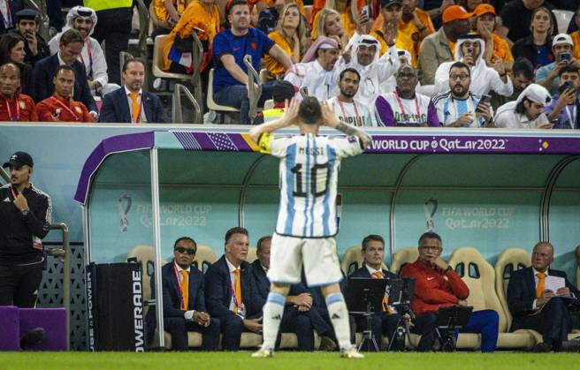 Doha, Qatar. 9th Dec, 2022. Lionel Messi (Arg) provokes with jubilation Trainer Louis van Gaal (Niederlande)and the bench Netherlands - Argentina Niederlande - Argentinien World Cup 2022 in Qatar 09.12.2022