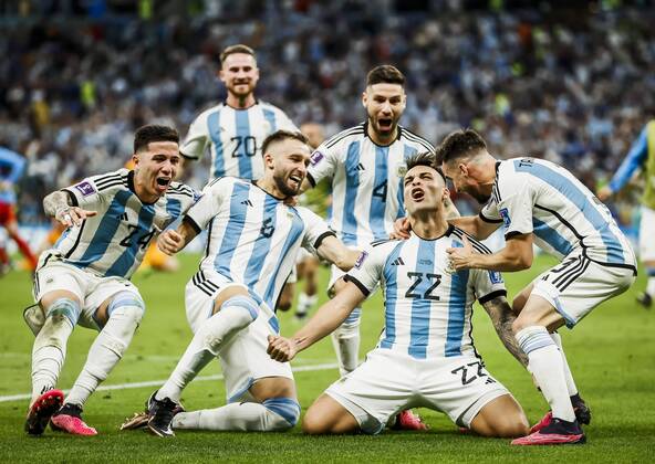 Bilder des Jahres 2022, Sport 12 Dezember Sport Themen der Woche KW49 AL DAAYEN - Lautaro Martinez of Argentina cheers after the decisive penalty during the FIFA World Cup, WM, Weltmeisterschaft, Fussball Qatar 2022 quarterfinal match between the Netherlands and Argentina at the Lusail Stadium on December 9, 2022 in Al Daayen, Qatar. ANP KOEN VAN WEEL FIFA World Cup Qatar 2022 2022 xVIxANPxSportx xxANPxIVx