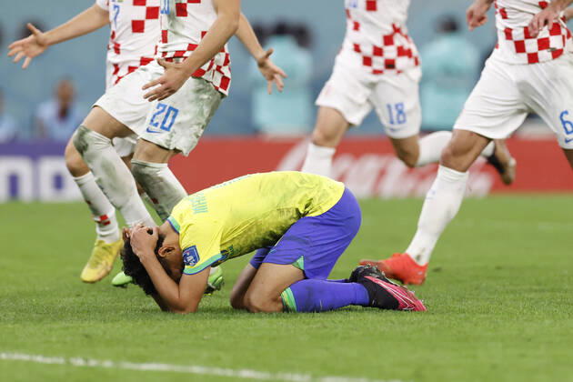 Bilder des Jahres 2022, Sport 12 Dezember Sport Bilder des Tages Marquinhos of Brazil reacts after missing a penalty during the FIFA World Cup, WM, Weltmeisterschaft, Fussball quarters finals soccer match between Croatia and Brazil at Education City stadium in Rayyan, Qatar, 09 December 2022. Soccer World Cup 2022: Croatia vs. Brazil !ACHTUNG: NUR REDAKTIONELLE NUTZUNG!  Copyright: xEstebanxBibax GR5472 20221210-6645acbca5c76efcb4dd62f5ce59807154bfa4b0