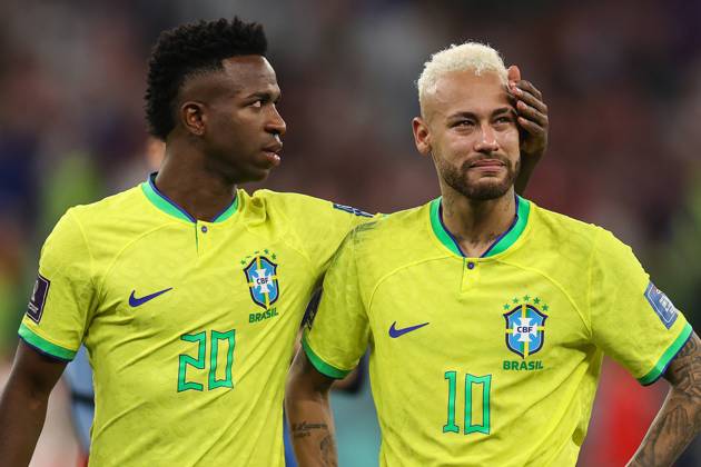 Croatia v Brazil : FIFA World Cup, WM, Weltmeisterschaft, Fussball 9 December 2022, Doha - FIFA World Cup Qatar 2022 - Quarter-Finals - Croatia v Brazil - A tearful Neymar of Brazil is comforted by Vinicius Junior after they lose on penalties - Photo: Charlotte Wilson Offside. Doha Qatar Copyright: xCharlottexWilsonx xOffsidexOffside