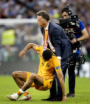 AL DAAYEN - (lr) Cody Gakpo of Holland and Holland coach Louis van Gaal after the FIFA World Cup, WM, Weltmeisterschaft, Fussball Qatar 2022 quarterfinal match between the Netherlands and Argentina at the Lusail Stadium on December 9, 2022 in Al Daayen, Qatar. ANP KOEN VAN WEEL FIFA World Cup Qatar 2022 2022 xVIxANPxSportx xxANPxIVx