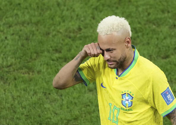 (221209) -- AL RAYYAN, Dec. 9, 2022 -- Neymar of Brazil cries after the Quarterfinal match between Croatia and Brazil of the 2022 FIFA World Cup, WM, Weltmeisterschaft, Fussball at Education City Stadium in Al Rayyan, Qatar, Dec. 9, 2022. ) (SP)QATAR-AL RAYYAN-2022 WORLD CUP-QUARTERFINAL-CRO VS BRA MengxYongmin