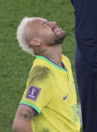 (221209) -- AL RAYYAN, Dec. 9, 2022 -- Neymar of Brazil cries after the Quarterfinal match between Croatia and Brazil of the 2022 FIFA World Cup, WM, Weltmeisterschaft, Fussball at Education City Stadium in Al Rayyan, Qatar, Dec. 9, 2022. ) (SP)QATAR-AL RAYYAN-2022 WORLD CUP-QUARTERFINAL-CRO VS BRA MengxYongmin