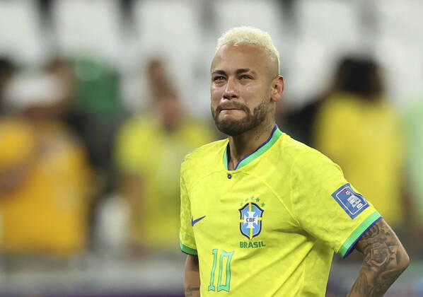 (221209) -- AL RAYYAN, Dec. 9, 2022 -- Neymar of Brazil cries after the Quarterfinal match between Croatia and Brazil of the 2022 FIFA World Cup, WM, Weltmeisterschaft, Fussball at Education City Stadium in Al Rayyan, Qatar, Dec. 9, 2022. ) (SP)QATAR-AL RAYYAN-2022 WORLD CUP-QUARTERFINAL-CRO VS BRA HanxYan 
