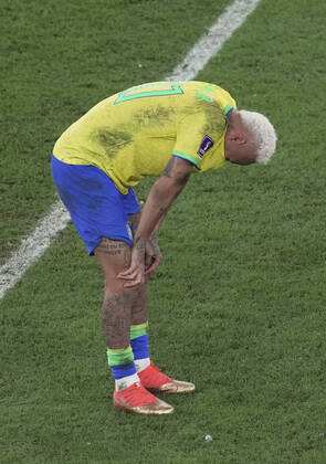 (221209) -- AL RAYYAN, Dec. 9, 2022 -- Neymar of Brazil cries after the Quarterfinal match between Croatia and Brazil of the 2022 FIFA World Cup, WM, Weltmeisterschaft, Fussball at Education City Stadium in Al Rayyan, Qatar, Dec. 9, 2022. ) (SP)QATAR-AL RAYYAN-2022 WORLD CUP-QUARTERFINAL-CRO VS BRA MengxYongmin