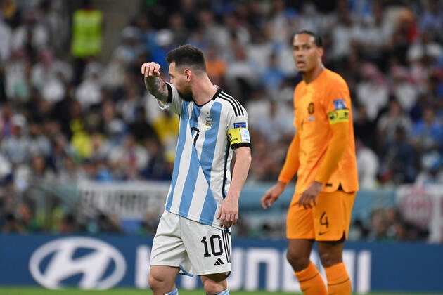 Lionel MESSI (ARG), Enttaeuschung,Frust,enttaeuscht, frustriert,niedergeschlagen, Aktion,Einzelbild,angeschnittenes Einzelmotiv,Halbfigur,halbe Figur. Hi:Virgil VAN DIJK (NED). Viertellfinale,Quarterfinal,Spiel 57, Niederlande (NED) - Argentinien (ARG) 3-4 i.E. am 09.12.2022, Lusail Stadium Fussball Weltmeisterschaft 20122 in Katar vom 20.11. - 18.12.2022