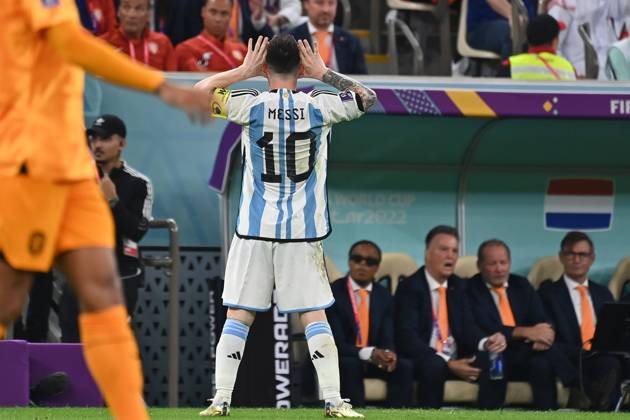 Torjubel Lionel MESSI (ARG), nach Tor zum 2-0 per Elfmeter,Strafstoss. steht vor der niedrlaendischen Bank mit Trainer Louis VAN GAAL (NED) und macht sich lustig.Aktion. Viertellfinale,Quarterfinal,Spiel 57, Niederlande (NED) - Argentinien (ARG) 3-4 i.E. am 09.12.2022, Lusail Stadium Fussball Weltmeisterschaft 20122 in Katar vom 20.11. - 18.12.2022