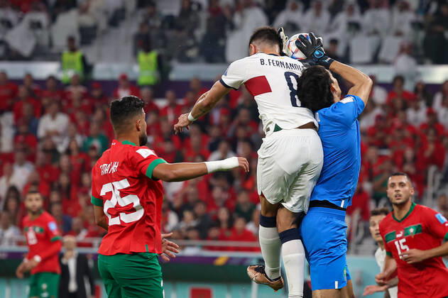 morocco vs portugal DOHA, CA - 10.12.2022: MOROCCO VS PORTUGAL - BOUNOU Yassine of Morocco and BRUNO FERNANDES of Portugal during the match between Morocco and Portugal, valid for the quarterfinals of the World Cup, held at the Al Thumama Stadium in Doha, Qatar. (Photo: Rodolfo Buhrer La Imagem Fotoarena) x2308609x RodolfoxBuhrer
