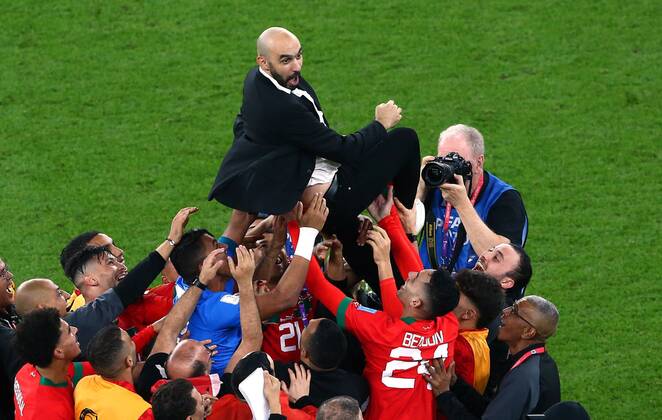 Sport Bilder des Tages Mandatory Credit: Photo by Michael Zemanek Shutterstock (13655764cn) Manager Walid Regragui of Morocco is lifted above the heads of his players after taking his team to the semi-finals after only three months in charge of the national team, Nationalteam Morocco v Portugal, FIFA World Cup, WM, Weltmeisterschaft, Fussball 2022, Quarter Final, Football, Al Thumama Stadium, Doha, Qatar - 10 Dec 2022 Editorial Use Only Morocco v Portugal, FIFA World Cup 2022, Quarter Final, Football, Al Thumama Stadium, Doha, Qatar - 10 Dec 2022 Editorial Use Only Copyright: xMichaelxZemanek Shutterstockx 13655764cn