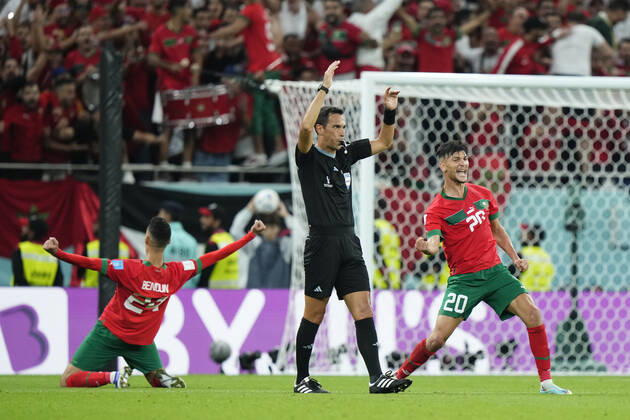 Sport Bilder des Tages Morocco v Portugal: Quarter Final - FIFA World Cup, WM, Weltmeisterschaft, Fussball Qatar 2022 Morocco players celebrate victory after the FIFA World Cup Qatar 2022 quarter final match between Morocco and Portugal at Al Thumama Stadium on December 10, 2022 in Doha, Qatar. Doha Qatar  Copyright: xJosexBretonx originalFilename:breton-moroccov221210_npHpg.jpg