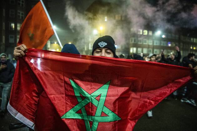 AMSTERDAM - Moroccan football supporters celebrate the 1-0 win of the Moroccan football team on Mercatorplein in Amsterdam during the match between Morocco and Portugal at the World Cup in Qatar. ANP OLAF KRAAK xVIxANPxSportx xxANPxIVx