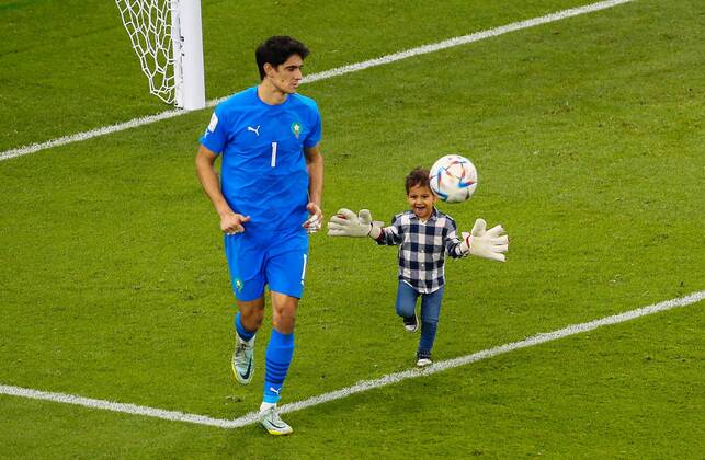 Sport Themen der Woche KW49 Mandatory Credit: Photo by Michael Zemanek Shutterstock (13655764dr) Goalkeeper Yassine Bounou of Morocco s young son enjoys playing on the pitch in his fathers gloves after the game Morocco v Portugal, FIFA World Cup, WM, Weltmeisterschaft, Fussball 2022, Quarter Final, Football, Al Thumama Stadium, Doha, Qatar - 10 Dec 2022 Editorial Use Only Morocco v Portugal, FIFA World Cup 2022, Quarter Final, Football, Al Thumama Stadium, Doha, Qatar - 10 Dec 2022 Editorial Use Only Copyright: xMichaelxZemanek Shutterstockx 13655764dr