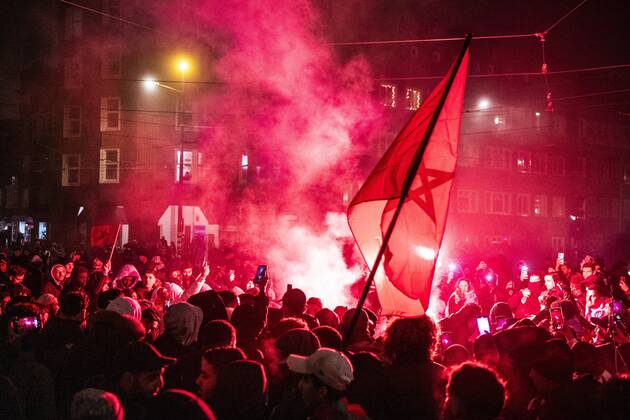 AMSTERDAM - Moroccan football supporters celebrate the 1-0 win of the Moroccan football team on the Mercatorplein in Amsterdam during the match between Morocco and Portugal at the World Cup in Qatar. ANP OLAF KRAAK xVIxANPxSportx xxANPxIVx