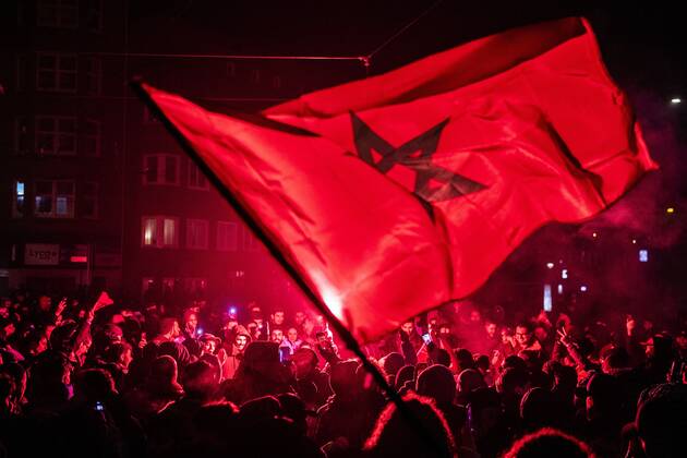 Sport Bilder des Tages AMSTERDAM - Moroccan football supporters celebrate the 1-0 win of the Moroccan football team on the Mercatorplein in Amsterdam during the match between Morocco and Portugal at the World Cup in Qatar. ANP OLAF KRAAK xVIxANPxSportx xxANPxIVx