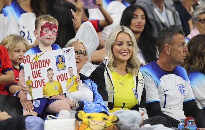 England v France 2022 FIFA World Cup, WM, Weltmeisterschaft, Fussball Megan Davison, wife of Jordan Pickford and family holds a sign before the 2022 FIFA World Cup Quarter-final match at Al Bayt Stadium, Al Bayt Content Not Available For UK Newspapers Copyright: xPaulxChestertonx FIL-17802-0038 UK Newspapers OUT