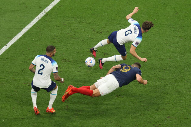 England v France : FIFA World Cup, WM, Weltmeisterschaft, Fussball 10 December 2022, Al Kohr - FIFA World Cup Qatar 2022 - Quarter-Finals - England v France - Olivier Giroud of France goes for a diving header - Photo: Charlotte Wilson Offside. Al Kohr Qatar Copyright: xCharlottexWilsonx xOffsidexOffside